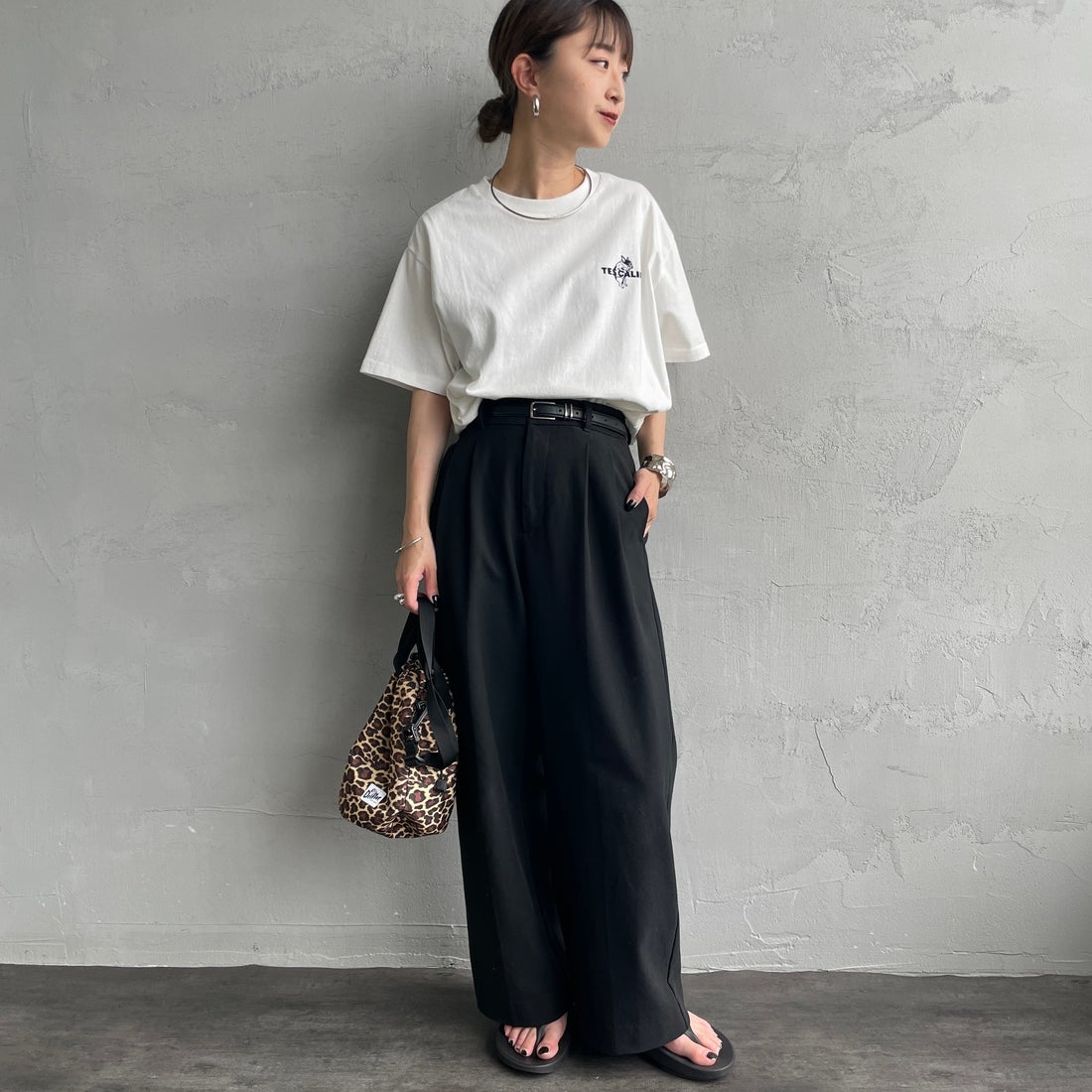 The Endless Summer [エンドレスサマー] 別注 ワンポイントBUHIフロッキープリントTシャツ [FH-25574516-JF] WHITE &&モデル身長：150cm 着用サイズ：S&&