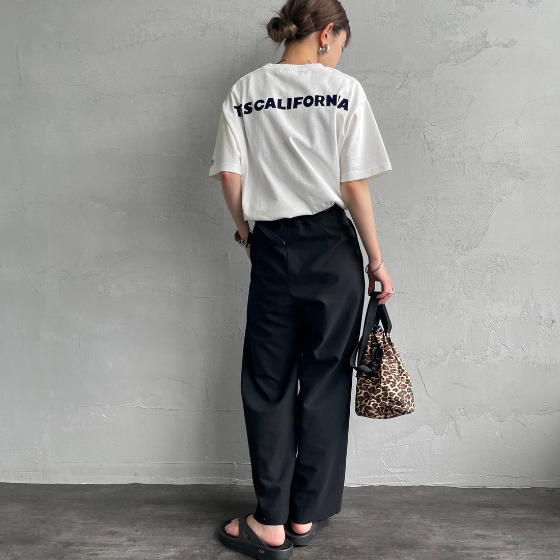 The Endless Summer [エンドレスサマー] 別注 ワンポイントBUHIフロッキープリントTシャツ [FH-25574516-JF] WHITE &&モデル身長：150cm 着用サイズ：S&&