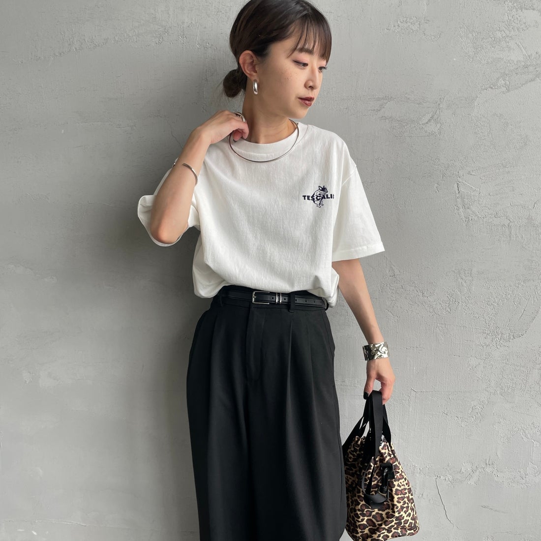 The Endless Summer [エンドレスサマー] 別注 ワンポイントBUHIフロッキープリントTシャツ [FH-25574516-JF] WHITE &&モデル身長：150cm 着用サイズ：S&&