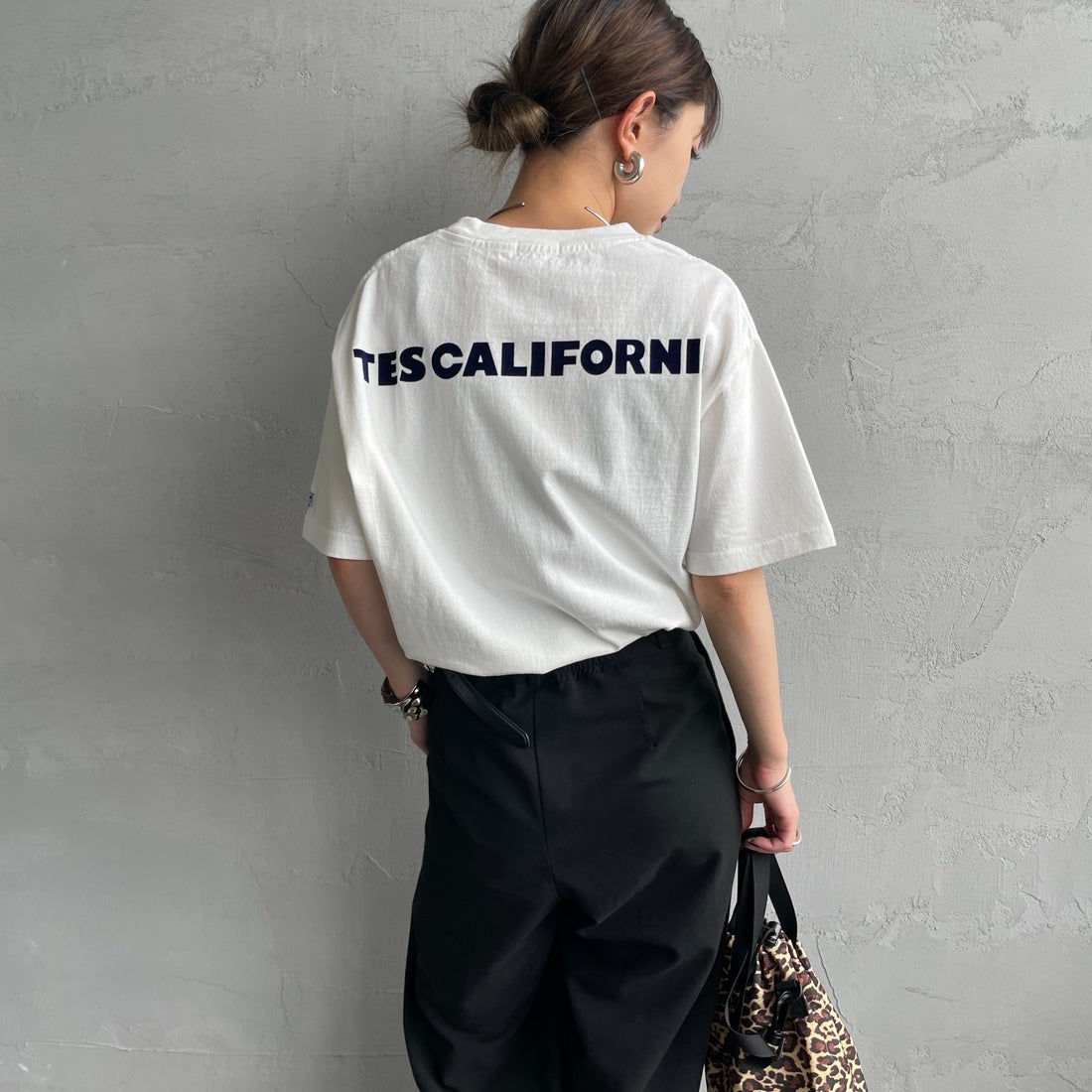 The Endless Summer [エンドレスサマー] 別注 ワンポイントBUHIフロッキープリントTシャツ [FH-25574516-JF] WHITE &&モデル身長：150cm 着用サイズ：S&&