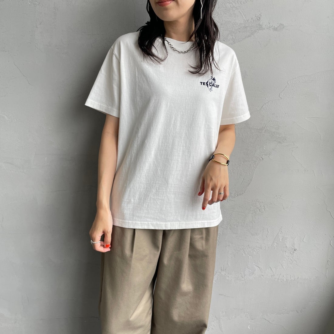 The Endless Summer [エンドレスサマー] 別注 ワンポイントBUHIフロッキープリントTシャツ [FH-25574516-JF] WHITE &&モデル身長：160cm 着用サイズ：S&&