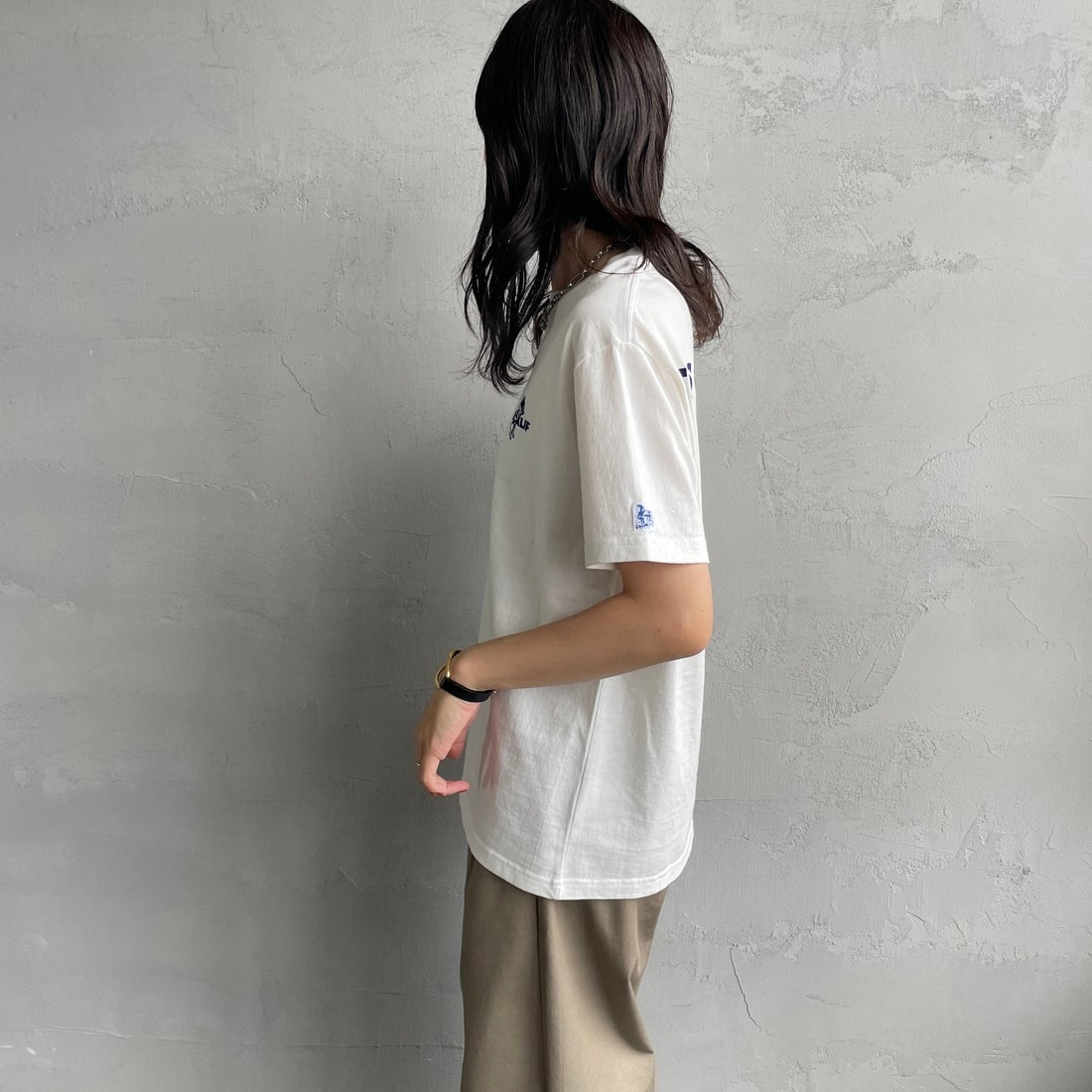 The Endless Summer [エンドレスサマー] 別注 ワンポイントBUHIフロッキープリントTシャツ [FH-25574516-JF] WHITE &&モデル身長：160cm 着用サイズ：S&&