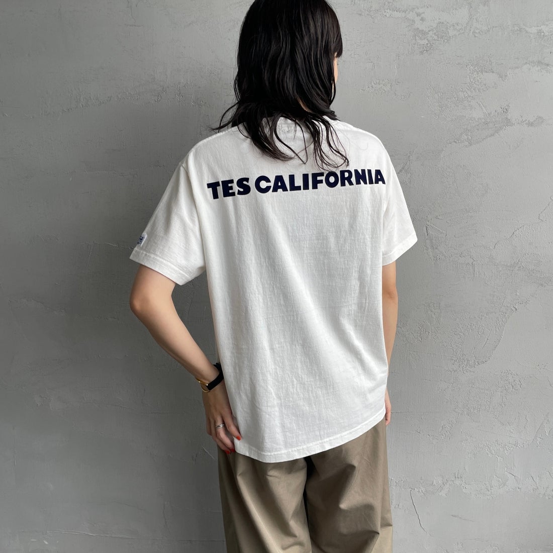 The Endless Summer [エンドレスサマー] 別注 ワンポイントBUHIフロッキープリントTシャツ [FH-25574516-JF] WHITE &&モデル身長：160cm 着用サイズ：S&&