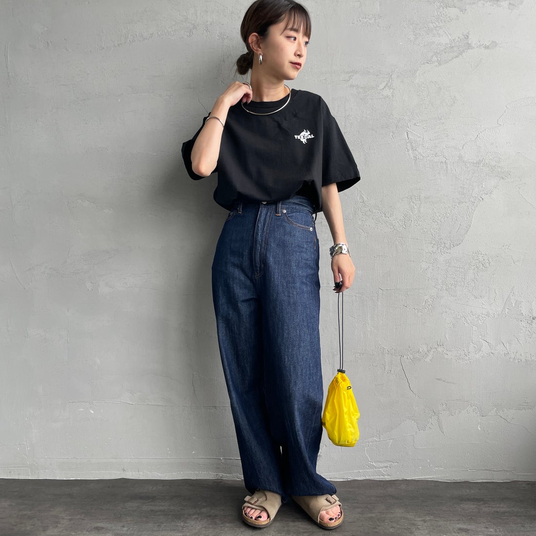 The Endless Summer [エンドレスサマー] 別注 ワンポイントBUHIフロッキープリントTシャツ [FH-25574516-JF] BLACK &&モデル身長：150cm 着用サイズ：S&&