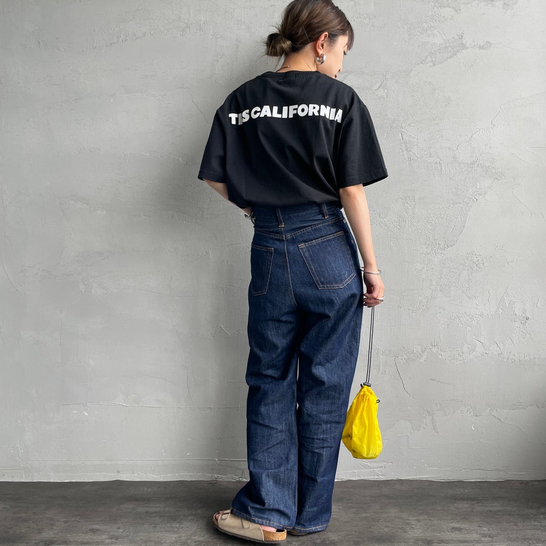 The Endless Summer [エンドレスサマー] 別注 ワンポイントBUHIフロッキープリントTシャツ [FH-25574516-JF] BLACK &&モデル身長：150cm 着用サイズ：S&&