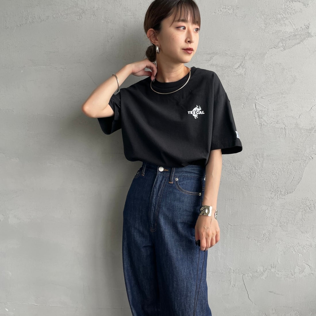 The Endless Summer [エンドレスサマー] 別注 ワンポイントBUHIフロッキープリントTシャツ [FH-25574516-JF] BLACK &&モデル身長：150cm 着用サイズ：S&&