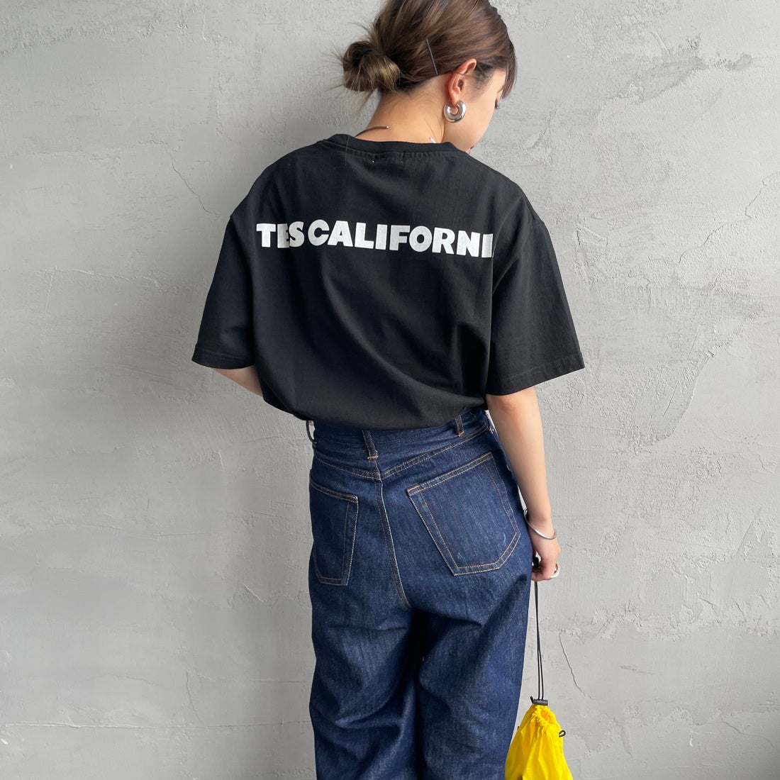 The Endless Summer [エンドレスサマー] 別注 ワンポイントBUHIフロッキープリントTシャツ [FH-25574516-JF] BLACK &&モデル身長：150cm 着用サイズ：S&&