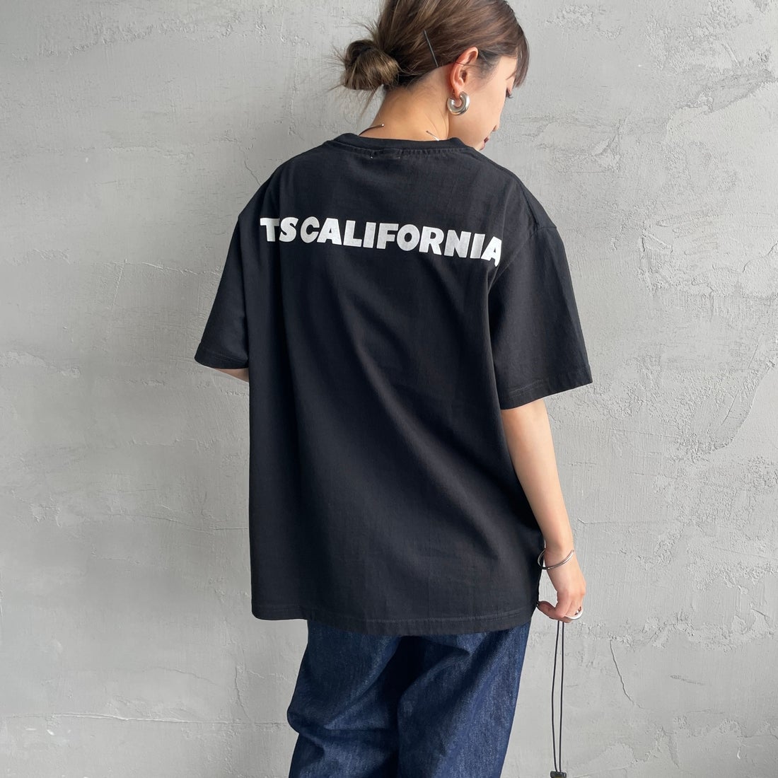 The Endless Summer [エンドレスサマー] 別注 ワンポイントBUHIフロッキープリントTシャツ [FH-25574516-JF] BLACK &&モデル身長：150cm 着用サイズ：S&&