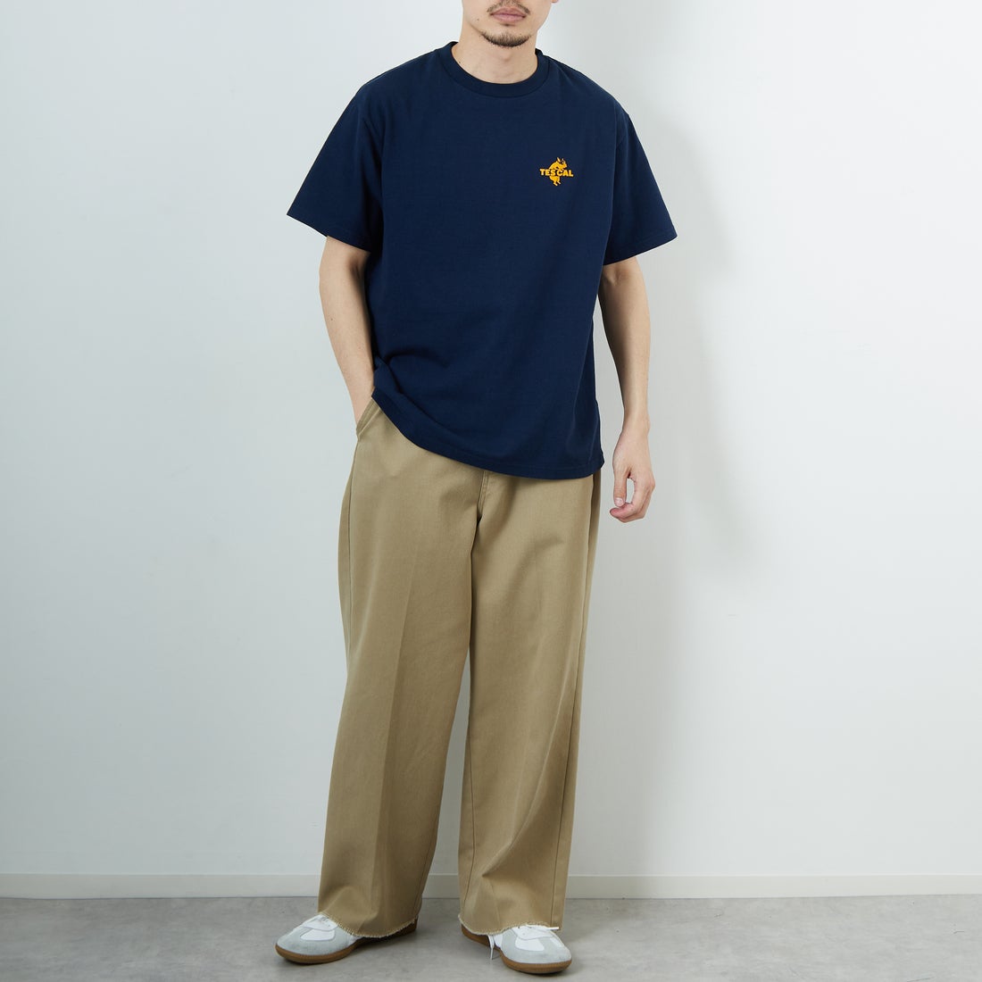 The Endless Summer [エンドレスサマー] 別注 ワンポイントBUHIフロッキープリントTシャツ [FH-25574516-JF] NAVY &&モデル身長：168cm 着用サイズ：L&&