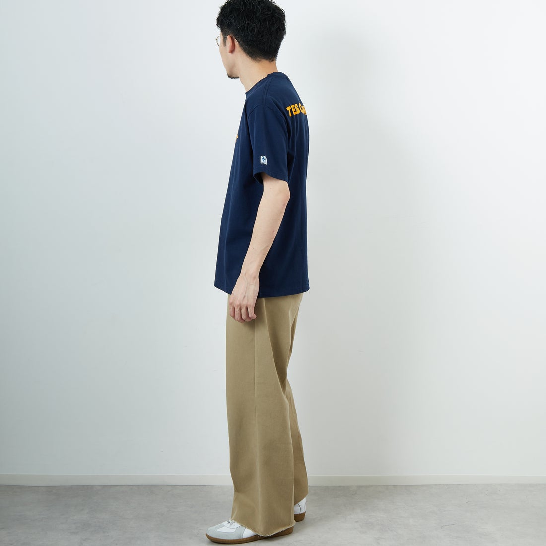 The Endless Summer [エンドレスサマー] 別注 ワンポイントBUHIフロッキープリントTシャツ [FH-25574516-JF] NAVY &&モデル身長：168cm 着用サイズ：L&&