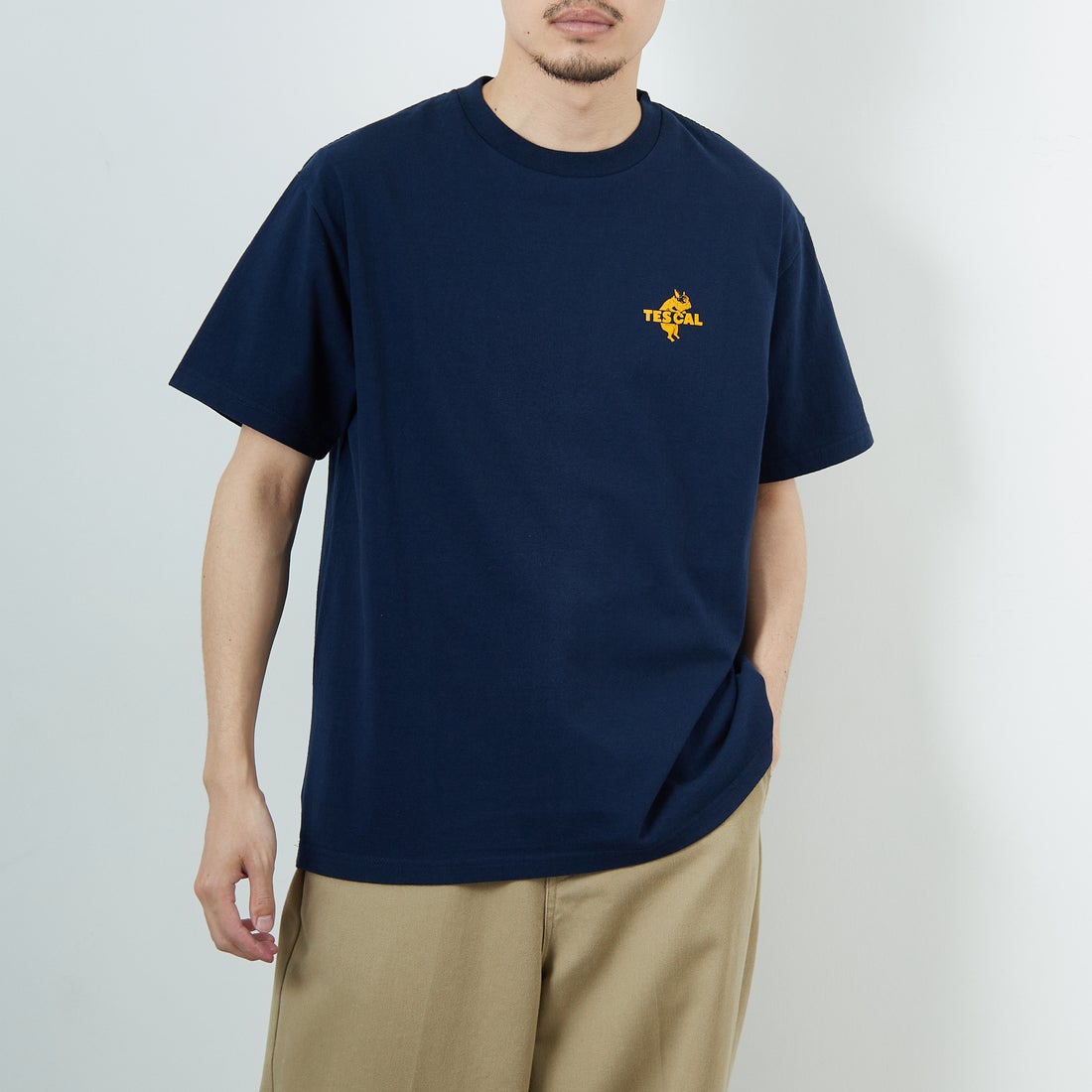 The Endless Summer [エンドレスサマー] 別注 ワンポイントBUHIフロッキープリントTシャツ [FH-25574516-JF] NAVY &&モデル身長：168cm 着用サイズ：L&&