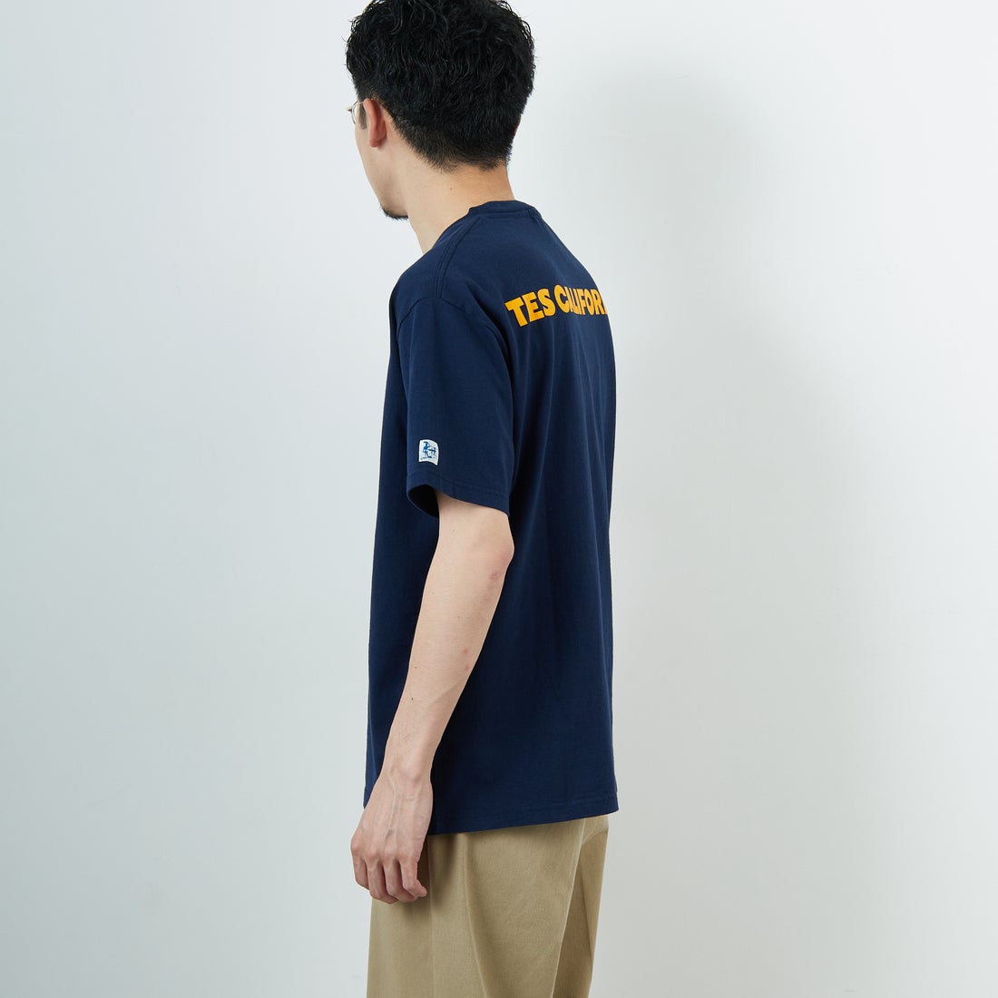 The Endless Summer [エンドレスサマー] 別注 ワンポイントBUHIフロッキープリントTシャツ [FH-25574516-JF] NAVY &&モデル身長：168cm 着用サイズ：L&&
