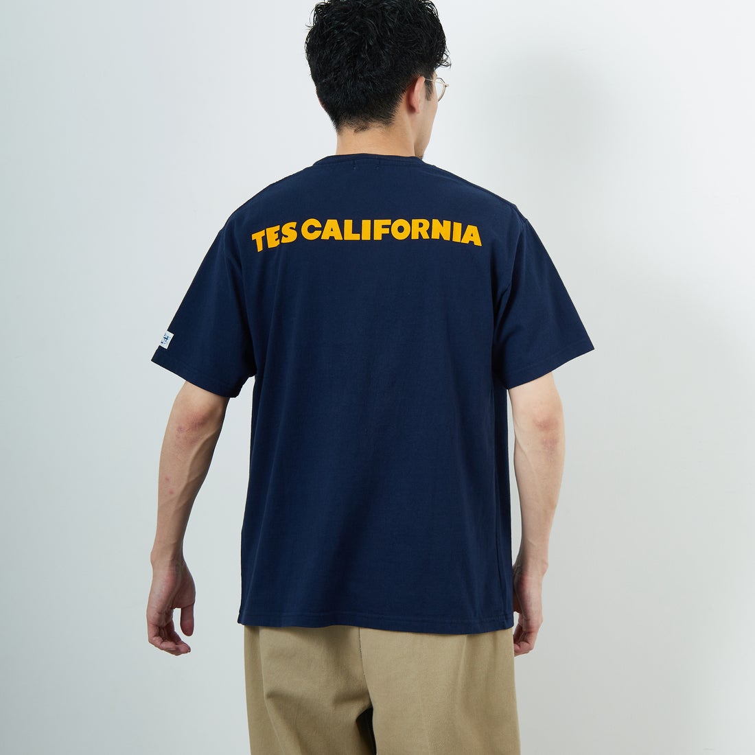 The Endless Summer [エンドレスサマー] 別注 ワンポイントBUHIフロッキープリントTシャツ [FH-25574516-JF] NAVY &&モデル身長：168cm 着用サイズ：L&&