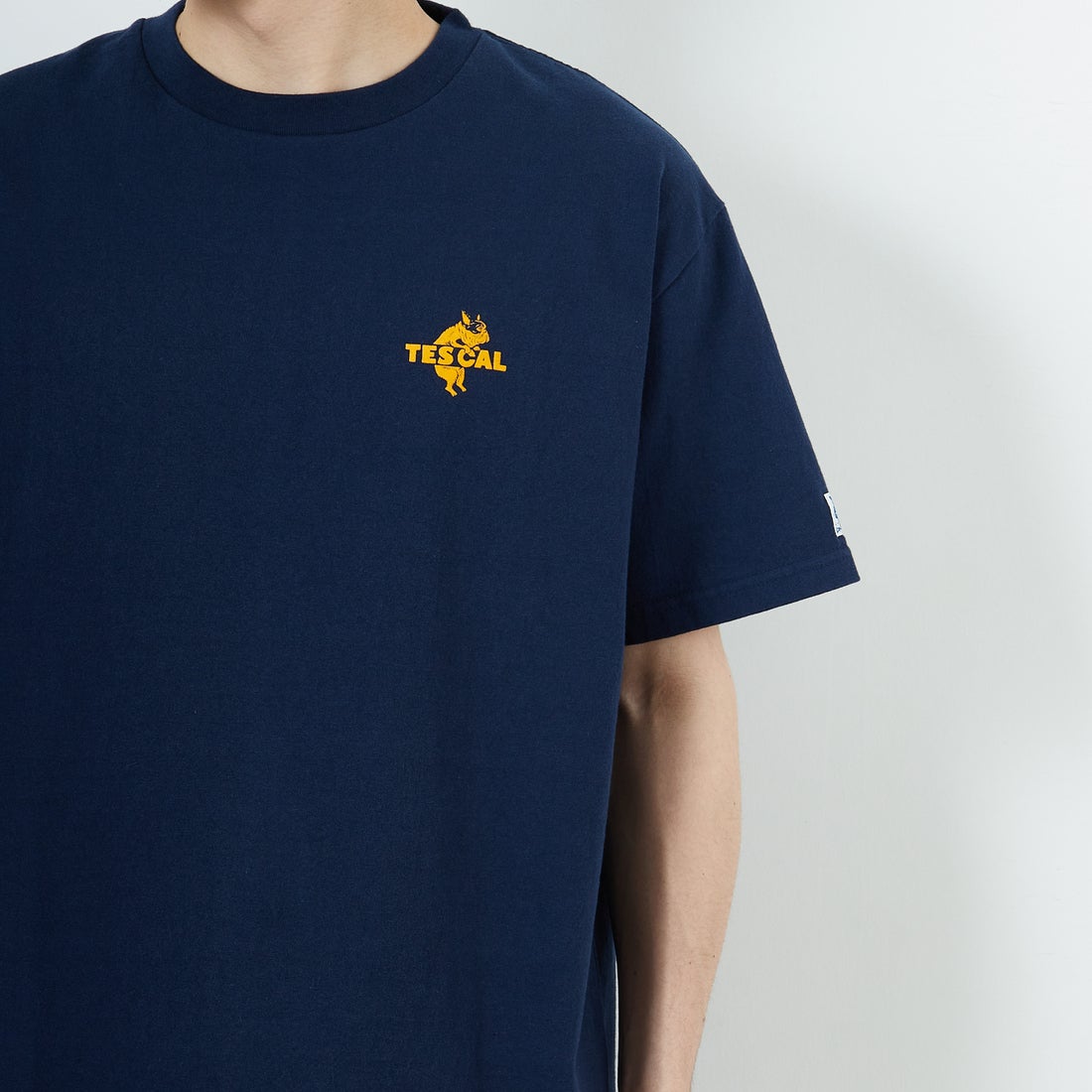 The Endless Summer [エンドレスサマー] 別注 ワンポイントBUHIフロッキープリントTシャツ [FH-25574516-JF] NAVY &&モデル身長：168cm 着用サイズ：L&&