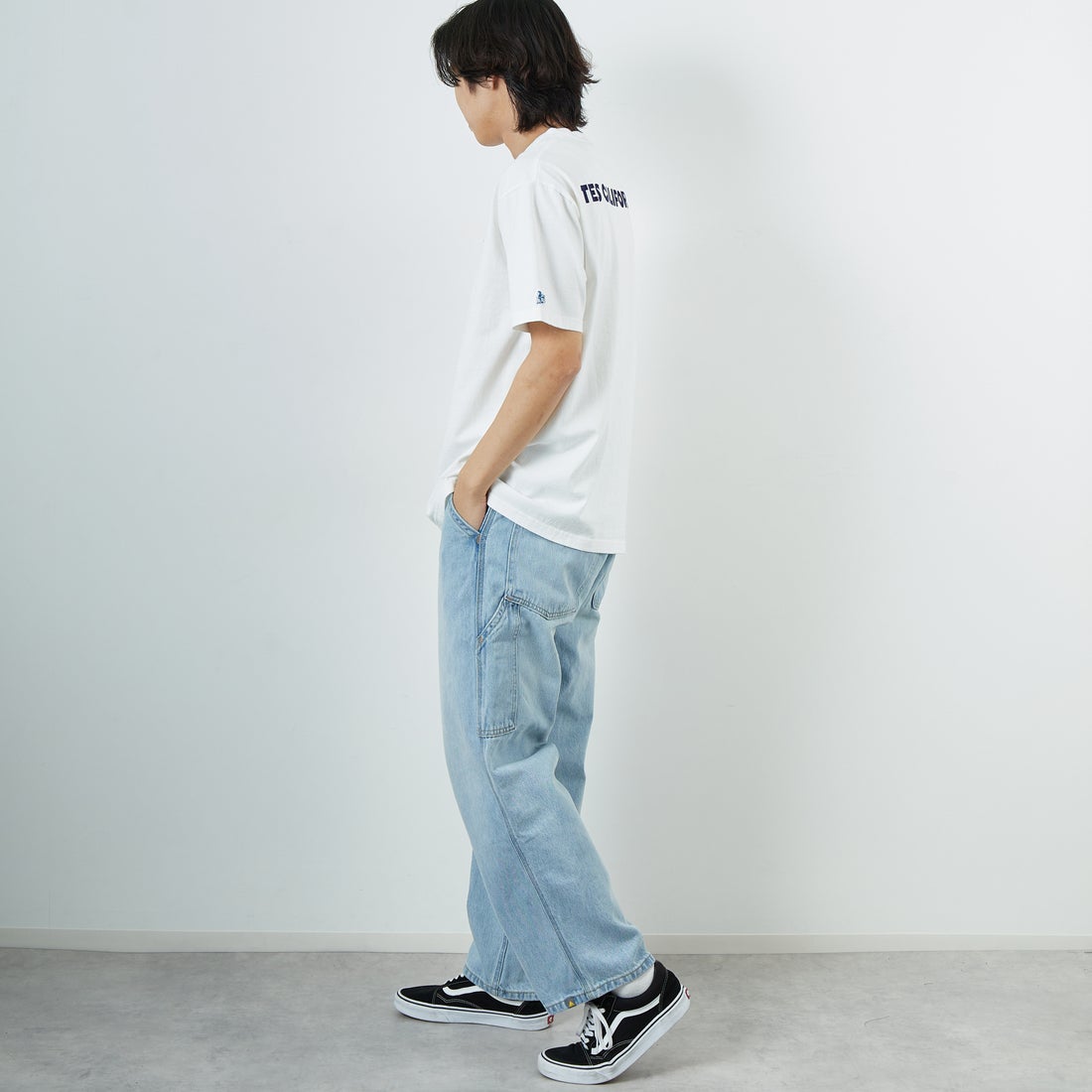 The Endless Summer [エンドレスサマー] 別注 ワンポイントBUHIフロッキープリントTシャツ [FH-25574516-JF] WHITE &&モデル身長：179cm 着用サイズ：XL&&