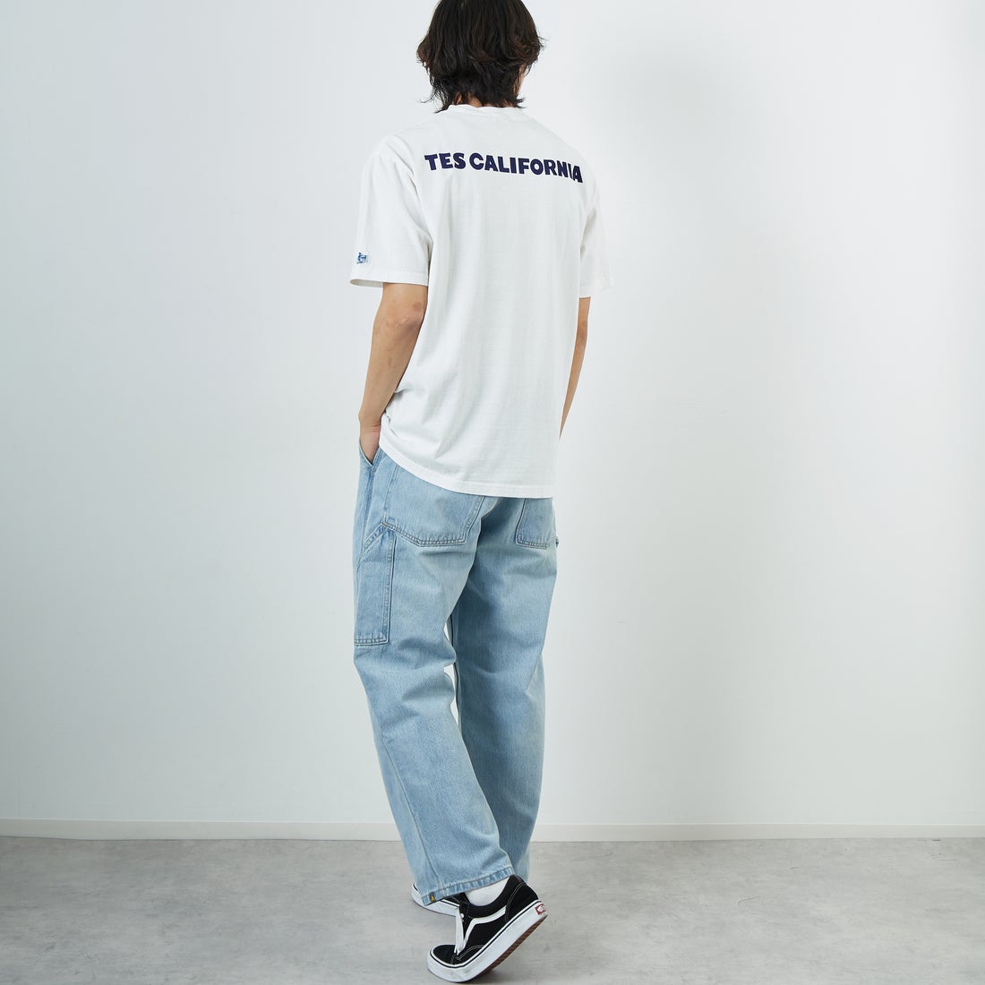 The Endless Summer [エンドレスサマー] 別注 ワンポイントBUHIフロッキープリントTシャツ [FH-25574516-JF] WHITE &&モデル身長：179cm 着用サイズ：XL&&