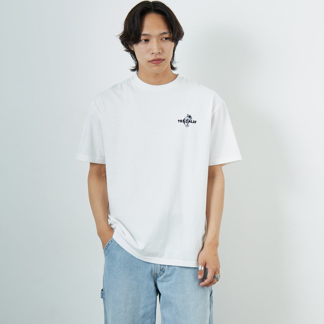 The Endless Summer [エンドレスサマー] 別注 ワンポイントBUHIフロッキープリントTシャツ [FH-25574516-JF] WHITE &&モデル身長：179cm 着用サイズ：XL&&