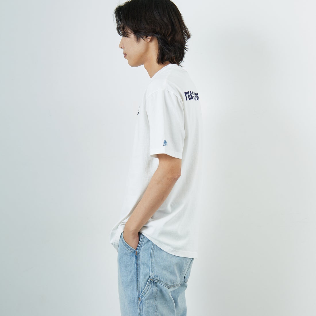 The Endless Summer [エンドレスサマー] 別注 ワンポイントBUHIフロッキープリントTシャツ [FH-25574516-JF] WHITE &&モデル身長：179cm 着用サイズ：XL&&