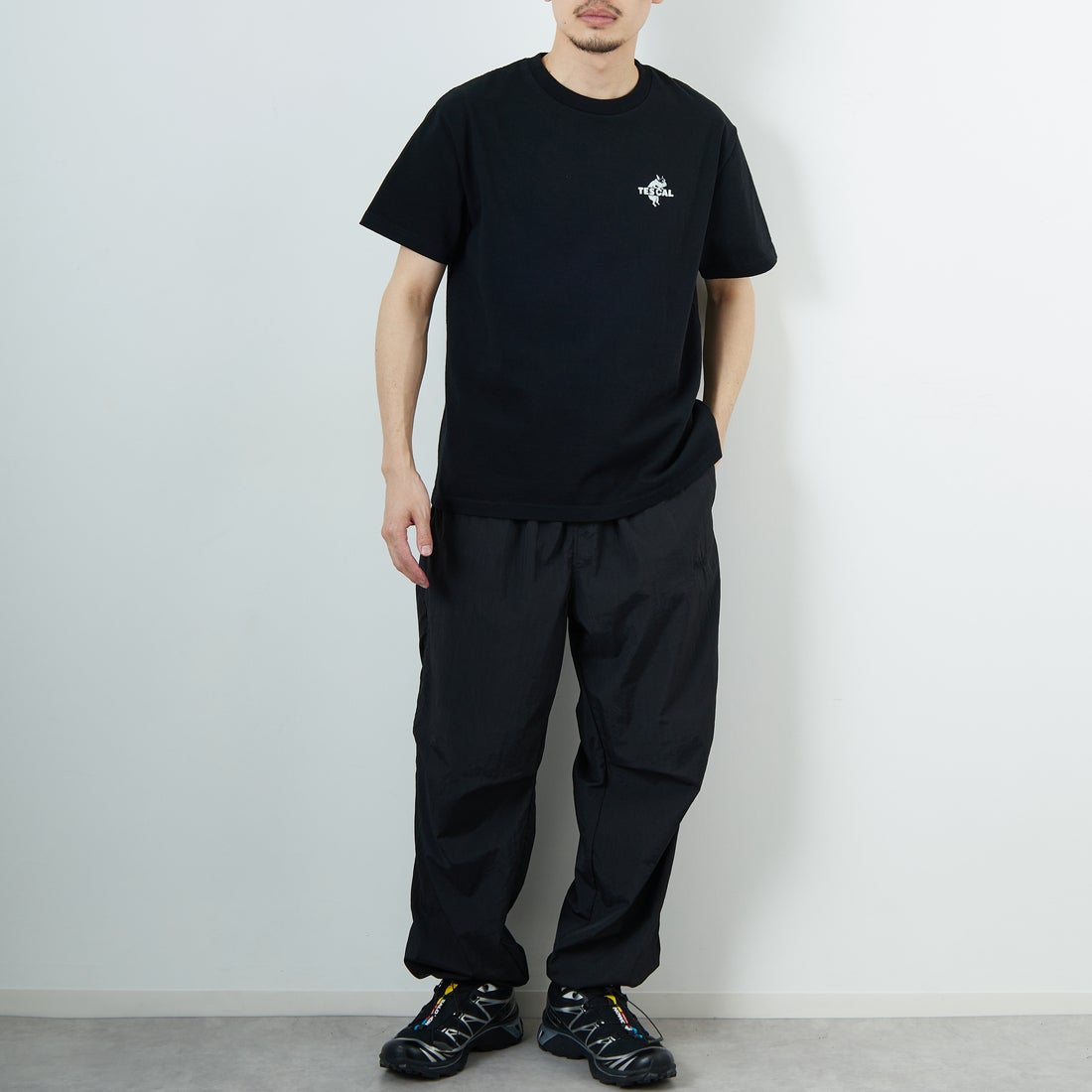 The Endless Summer [エンドレスサマー] 別注 ワンポイントBUHIフロッキープリントTシャツ [FH-25574516-JF] BLACK &&モデル身長：168cm 着用サイズ：M&&