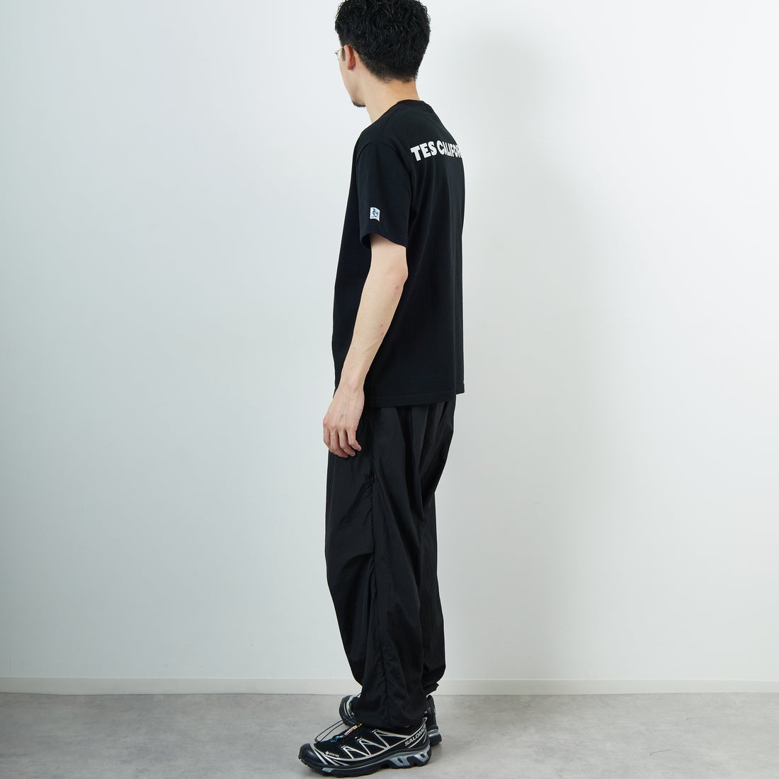 The Endless Summer [エンドレスサマー] 別注 ワンポイントBUHIフロッキープリントTシャツ [FH-25574516-JF] BLACK &&モデル身長：168cm 着用サイズ：M&&