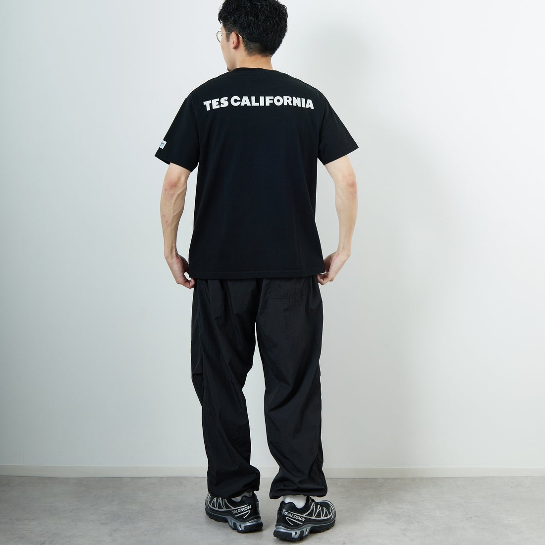 The Endless Summer [エンドレスサマー] 別注 ワンポイントBUHIフロッキープリントTシャツ [FH-25574516-JF] BLACK &&モデル身長：168cm 着用サイズ：M&&