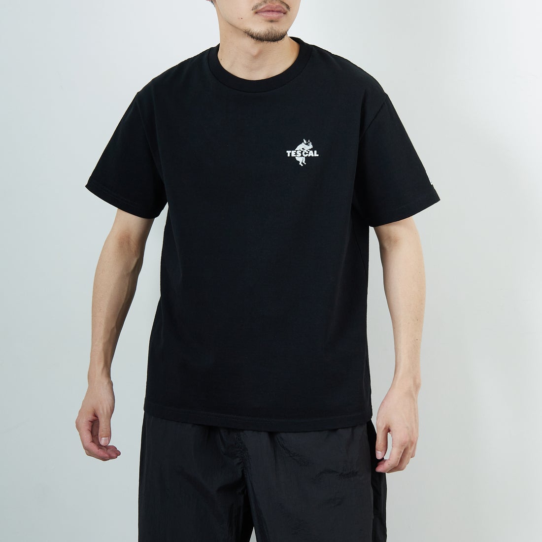 The Endless Summer [エンドレスサマー] 別注 ワンポイントBUHIフロッキープリントTシャツ [FH-25574516-JF] BLACK &&モデル身長：168cm 着用サイズ：M&&
