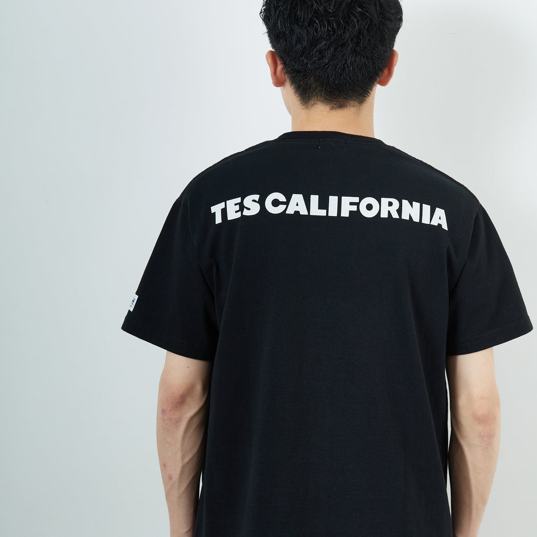 The Endless Summer [エンドレスサマー] 別注 ワンポイントBUHIフロッキープリントTシャツ [FH-25574516-JF] BLACK &&モデル身長：168cm 着用サイズ：M&&