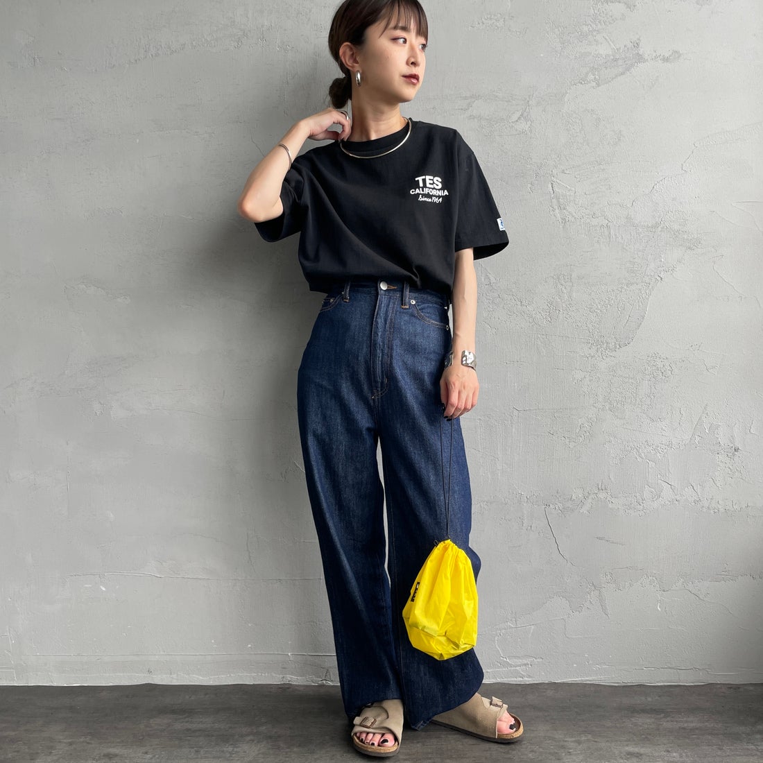The Endless Summer [エンドレスサマー] 別注 BUHI HUNTINGTON バックプリントTシャツ [FH-25574515-JF] BLACK &&モデル身長：150cm 着用サイズ：S&&