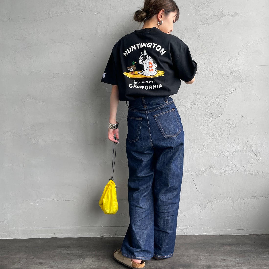 The Endless Summer [エンドレスサマー] 別注 BUHI HUNTINGTON バックプリントTシャツ [FH-25574515-JF] BLACK &&モデル身長：150cm 着用サイズ：S&&