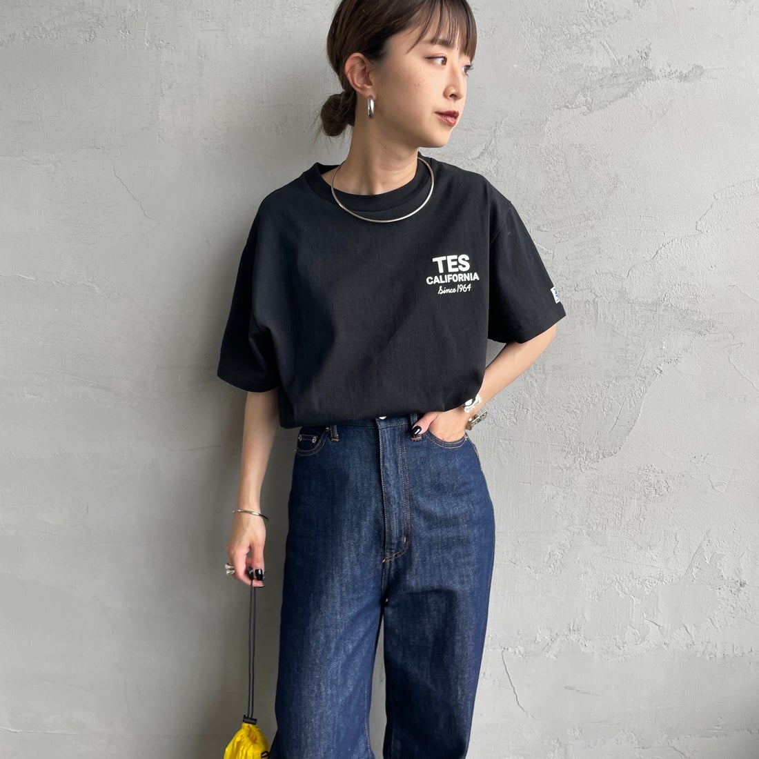 The Endless Summer [エンドレスサマー] 別注 BUHI HUNTINGTON バックプリントTシャツ [FH-25574515-JF] BLACK &&モデル身長：150cm 着用サイズ：S&&