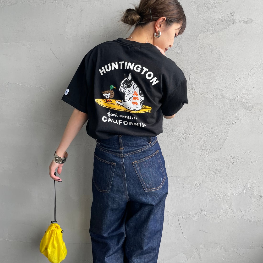 The Endless Summer [エンドレスサマー] 別注 BUHI HUNTINGTON バックプリントTシャツ [FH-25574515-JF] BLACK &&モデル身長：150cm 着用サイズ：S&&