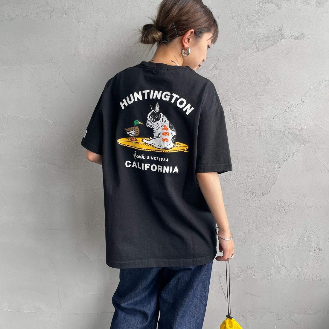 The Endless Summer [エンドレスサマー] 別注 BUHI HUNTINGTON バックプリントTシャツ [FH-25574515-JF] BLACK &&モデル身長：150cm 着用サイズ：S&&