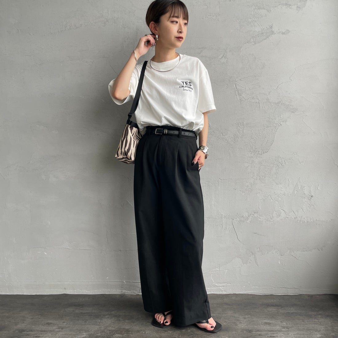 The Endless Summer [エンドレスサマー] 別注 BUHI HUNTINGTON バックプリントTシャツ [FH-25574515-JF] WHITE &&モデル身長：150cm 着用サイズ：S&&