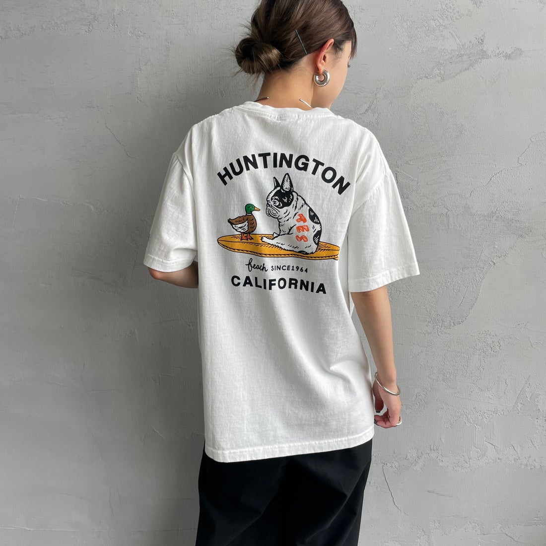 The Endless Summer [エンドレスサマー] 別注 BUHI HUNTINGTON バックプリントTシャツ [FH-25574515-JF] WHITE &&モデル身長：150cm 着用サイズ：S&&