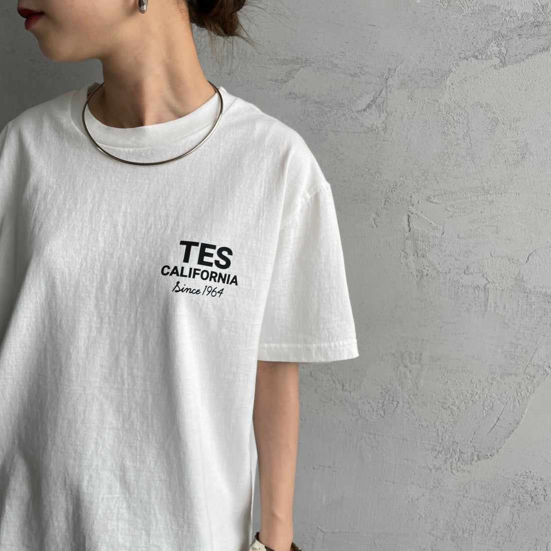 The Endless Summer [エンドレスサマー] 別注 BUHI HUNTINGTON バックプリントTシャツ [FH-25574515-JF] WHITE &&モデル身長：150cm 着用サイズ：S&&