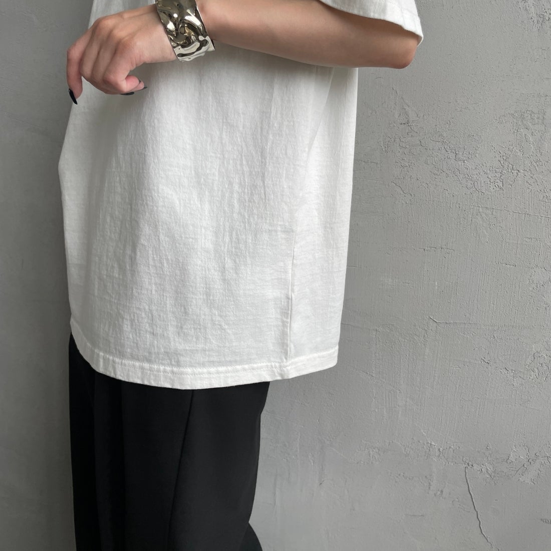 The Endless Summer [エンドレスサマー] 別注 BUHI HUNTINGTON バックプリントTシャツ [FH-25574515-JF] WHITE &&モデル身長：150cm 着用サイズ：S&&