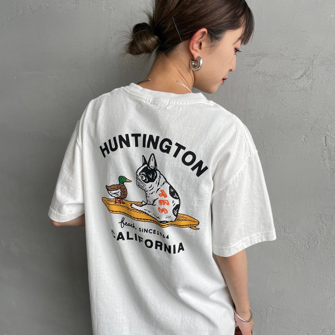 The Endless Summer [エンドレスサマー] 別注 BUHI HUNTINGTON バックプリントTシャツ [FH-25574515-JF] WHITE &&モデル身長：150cm 着用サイズ：S&&