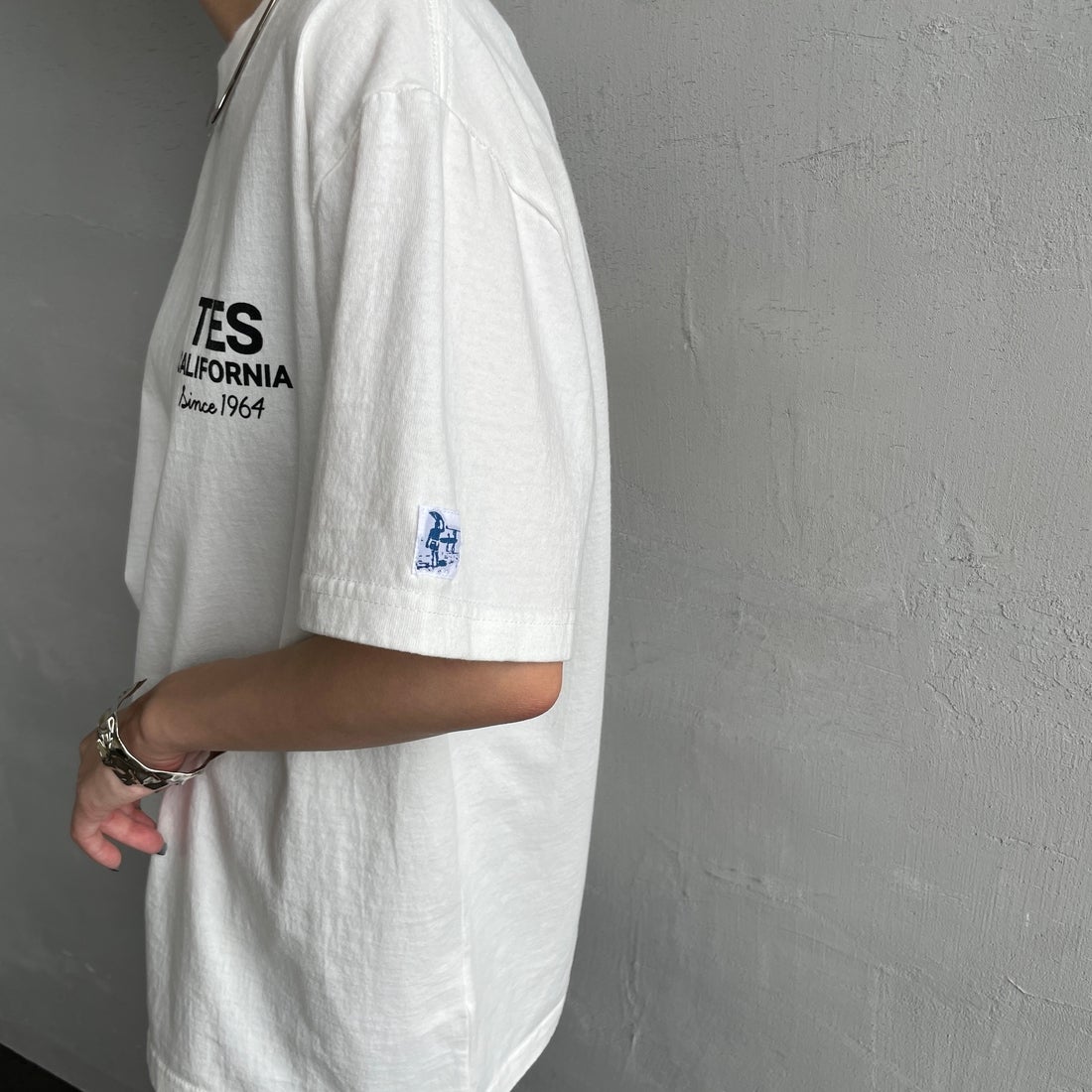 The Endless Summer [エンドレスサマー] 別注 BUHI HUNTINGTON バックプリントTシャツ [FH-25574515-JF] WHITE &&モデル身長：150cm 着用サイズ：S&&