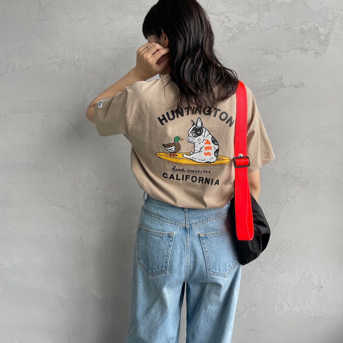 The Endless Summer [エンドレスサマー] 別注 BUHI HUNTINGTON バックプリントTシャツ [FH-25574515-JF] BEIGE &&モデル身長：160cm 着用サイズ：S&&