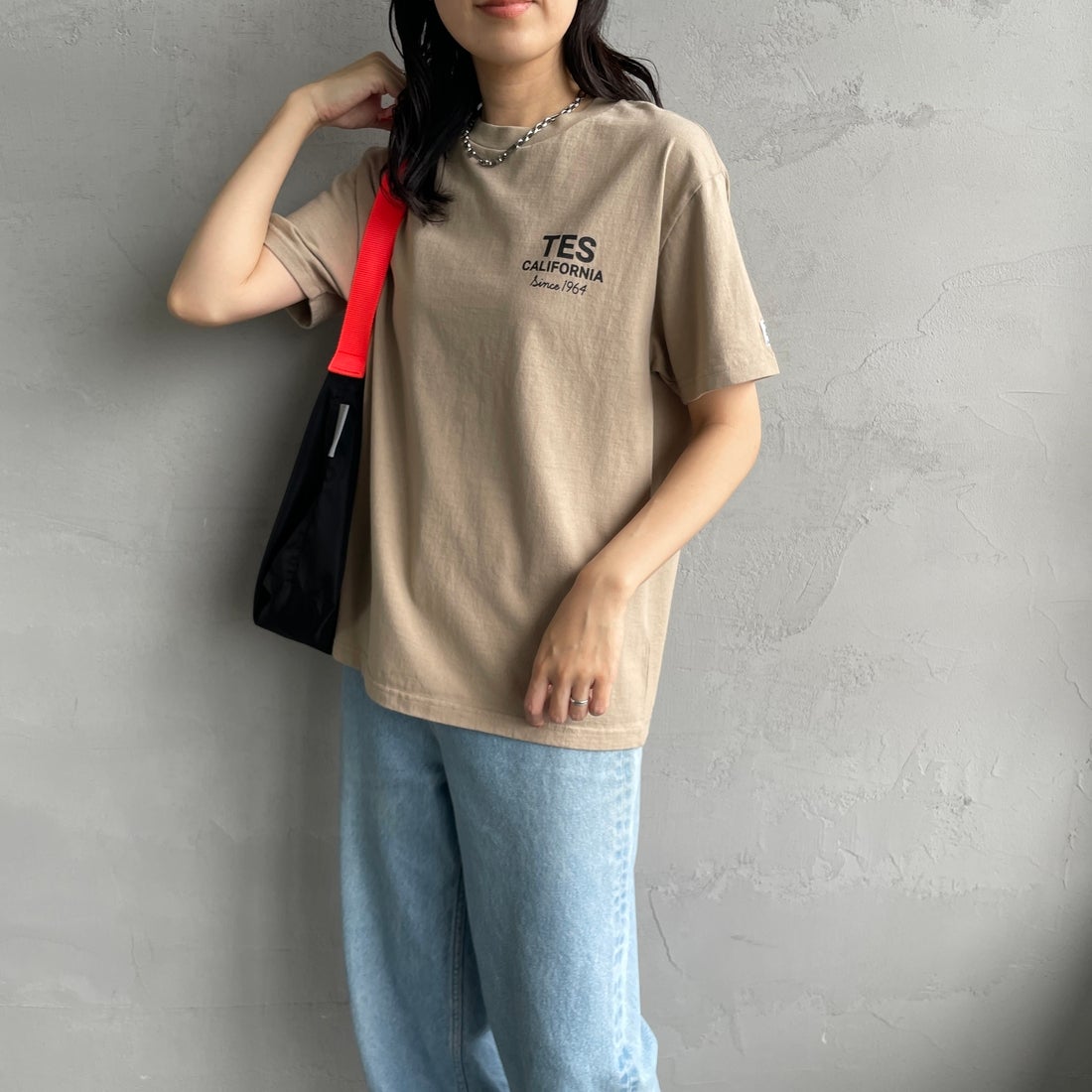 The Endless Summer [エンドレスサマー] 別注 BUHI HUNTINGTON バックプリントTシャツ [FH-25574515-JF] BEIGE &&モデル身長：160cm 着用サイズ：S&&