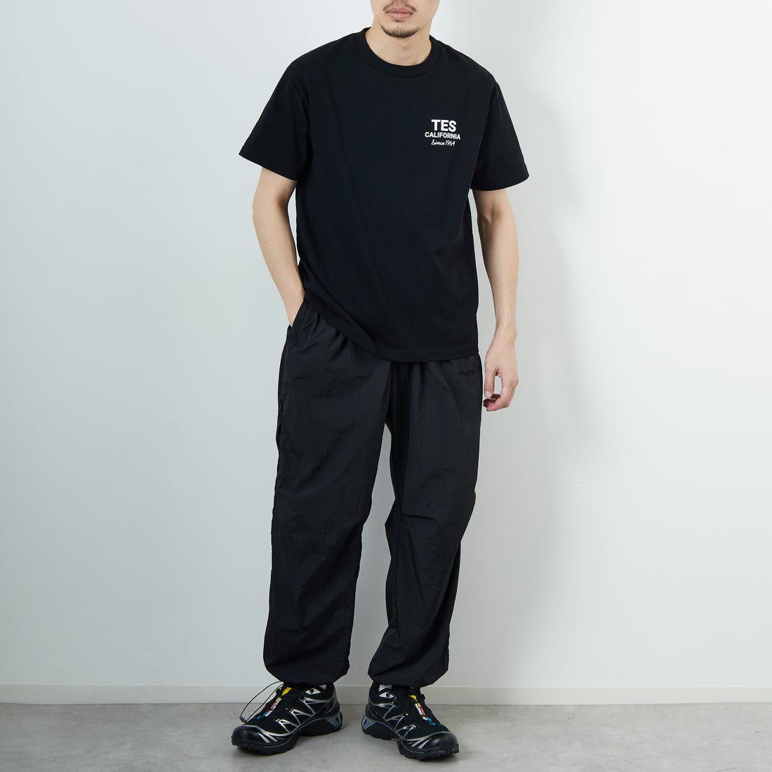 The Endless Summer [エンドレスサマー] 別注 BUHI HUNTINGTON バックプリントTシャツ [FH-25574515-JF] BLACK &&モデル身長：168cm 着用サイズ：M&&