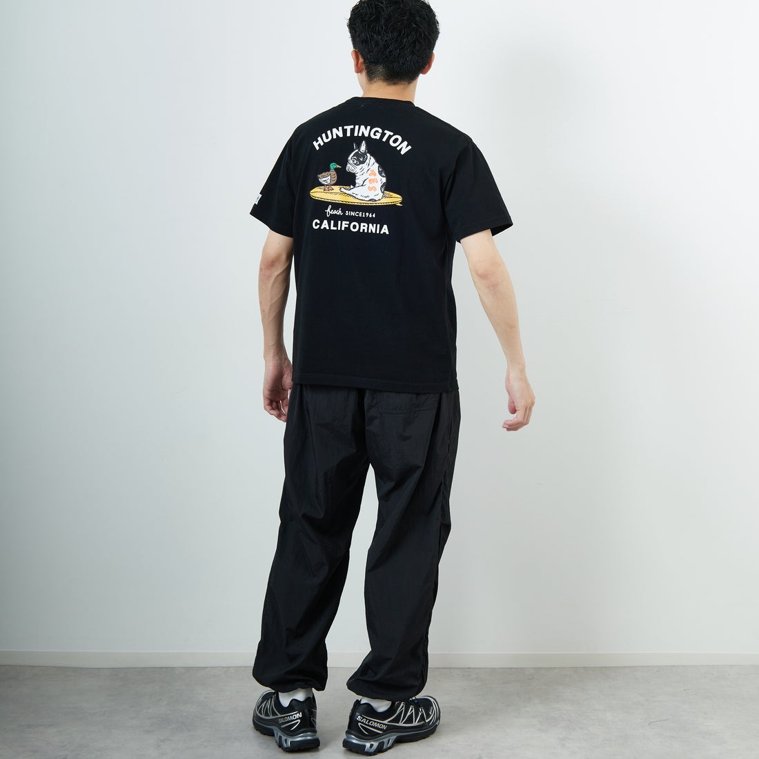 The Endless Summer [エンドレスサマー] 別注 BUHI HUNTINGTON バックプリントTシャツ [FH-25574515-JF] BLACK &&モデル身長：168cm 着用サイズ：M&&
