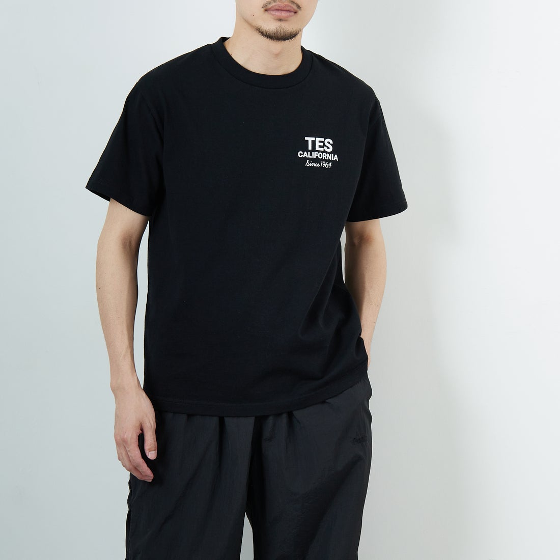 The Endless Summer [エンドレスサマー] 別注 BUHI HUNTINGTON バックプリントTシャツ [FH-25574515-JF] BLACK &&モデル身長：168cm 着用サイズ：M&&
