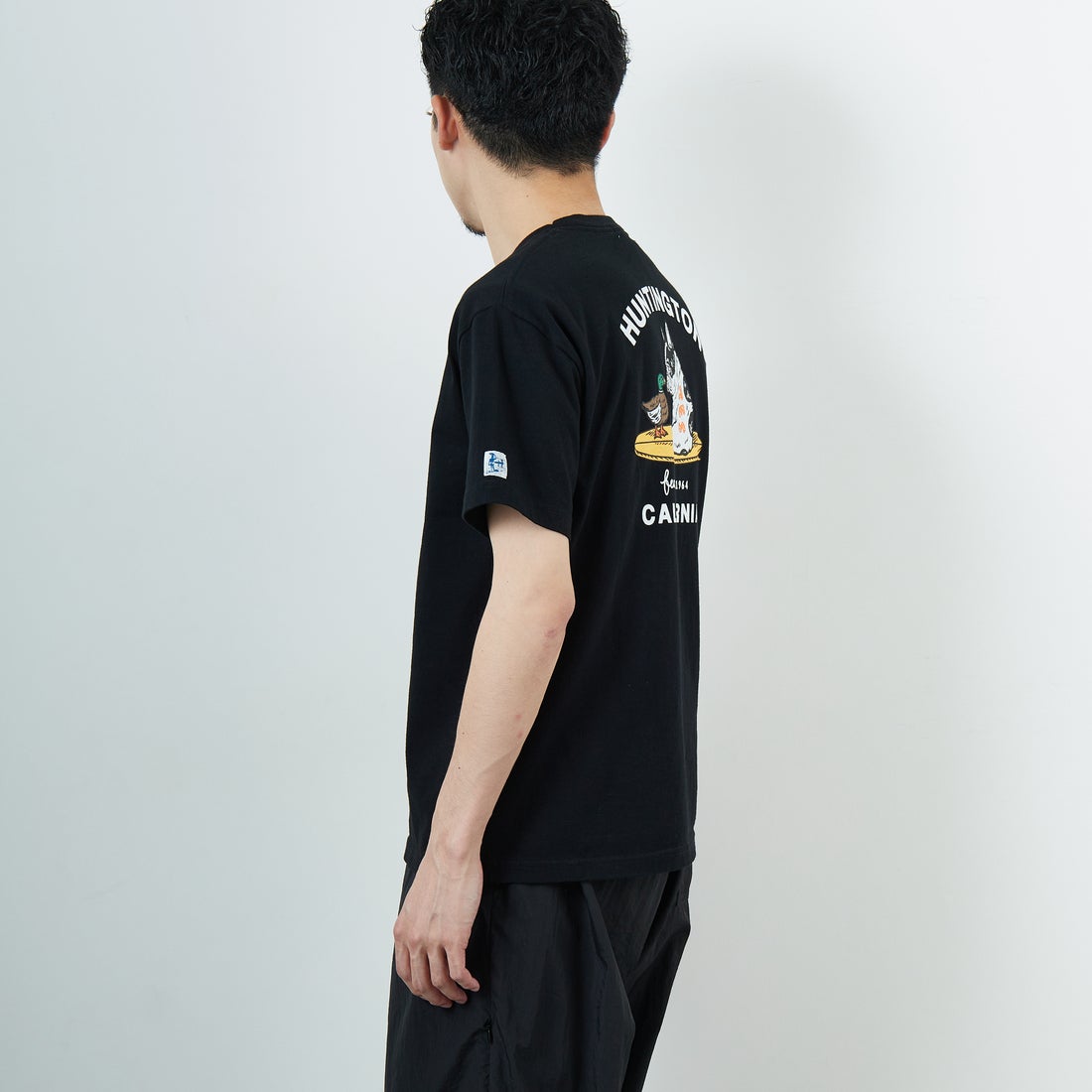 The Endless Summer [エンドレスサマー] 別注 BUHI HUNTINGTON バックプリントTシャツ [FH-25574515-JF] BLACK &&モデル身長：168cm 着用サイズ：M&&