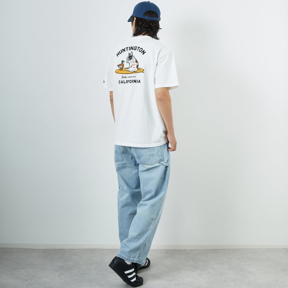 The Endless Summer [エンドレスサマー] 別注 BUHI HUNTINGTON バックプリントTシャツ [FH-25574515-JF] WHITE &&モデル身長：179cm 着用サイズ：XL&&