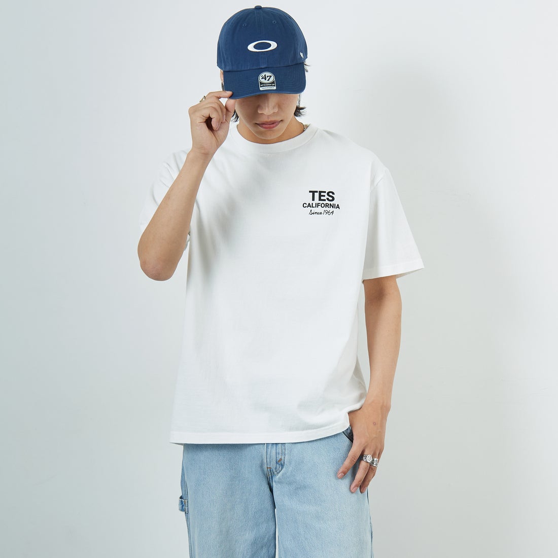 The Endless Summer [エンドレスサマー] 別注 BUHI HUNTINGTON バックプリントTシャツ [FH-25574515-JF] WHITE &&モデル身長：179cm 着用サイズ：XL&&