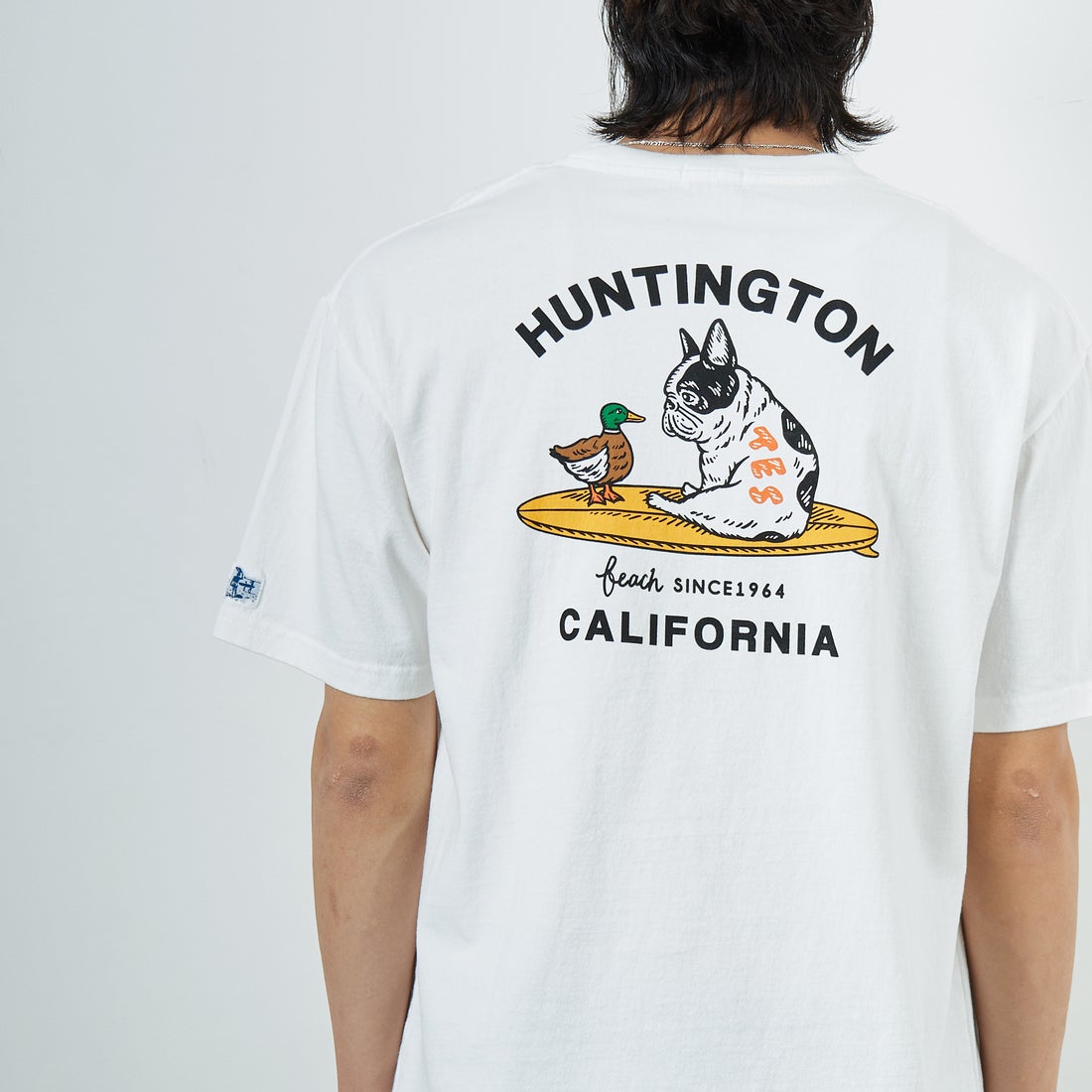 The Endless Summer [エンドレスサマー] 別注 BUHI HUNTINGTON バックプリントTシャツ [FH-25574515-JF] WHITE &&モデル身長：179cm 着用サイズ：XL&&