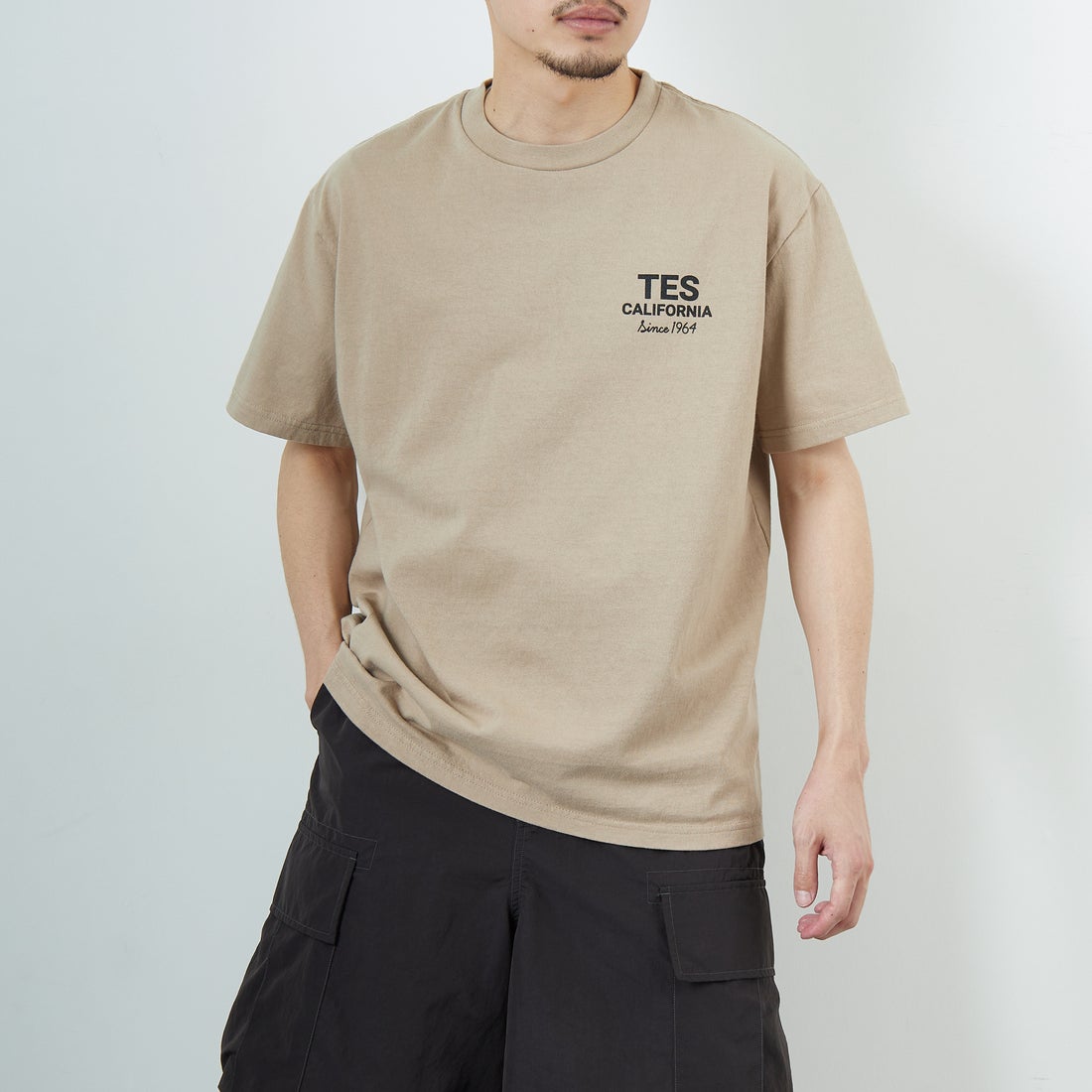 The Endless Summer [エンドレスサマー] 別注 BUHI HUNTINGTON バックプリントTシャツ [FH-25574515-JF] BEIGE &&モデル身長：168cm 着用サイズ：L&&