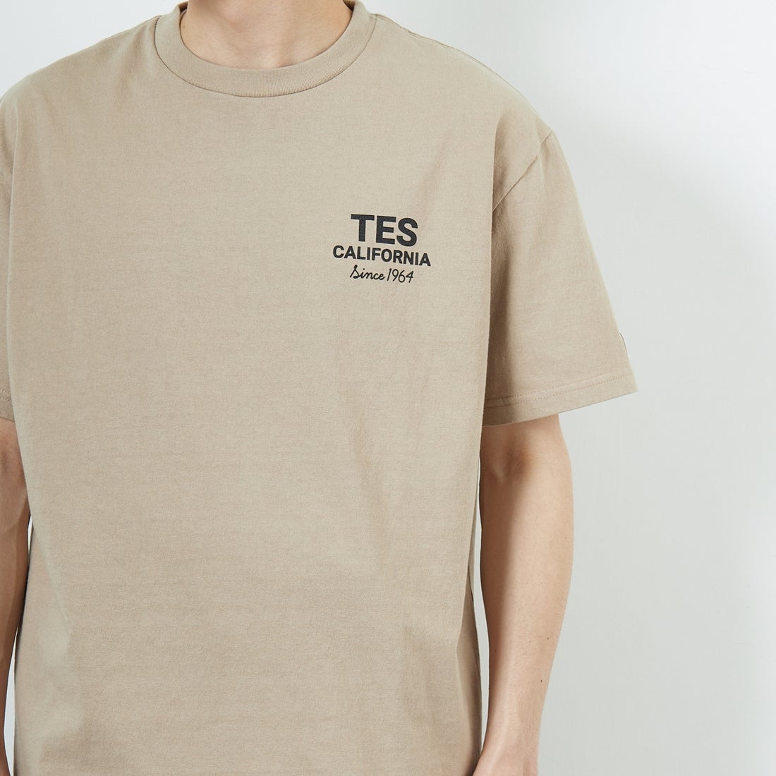 The Endless Summer [エンドレスサマー] 別注 BUHI HUNTINGTON バックプリントTシャツ [FH-25574515-JF] BEIGE &&モデル身長：168cm 着用サイズ：L&&