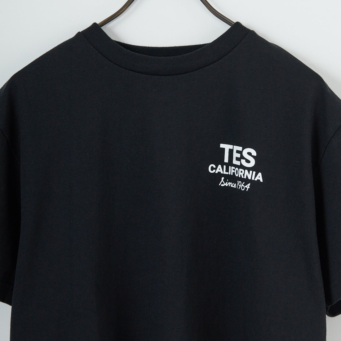 The Endless Summer [エンドレスサマー] 別注 BUHI HUNTINGTON バックプリントTシャツ [FH-25574515-JF] BLACK